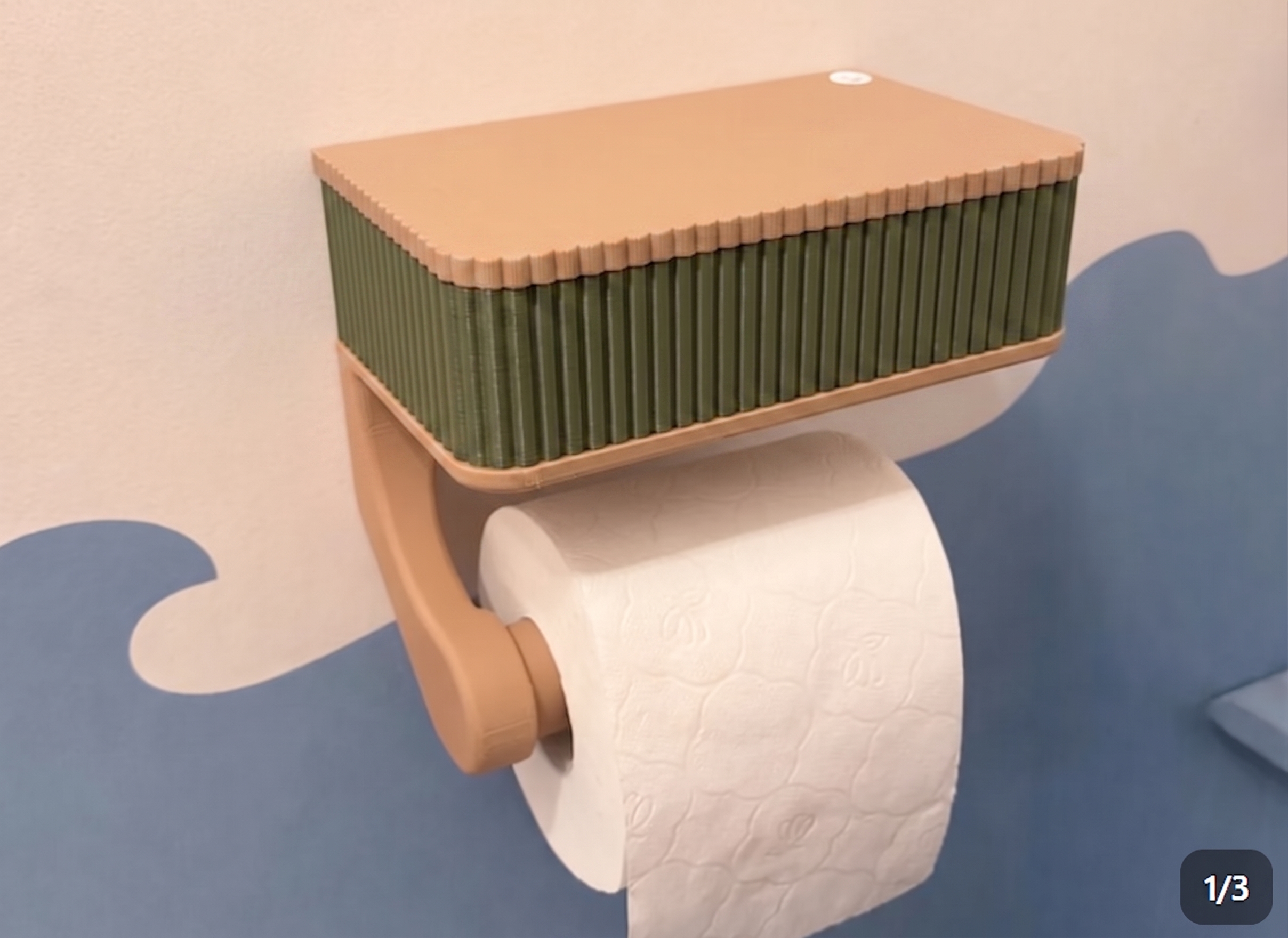 SUPORTE DE PAPEL HIGIÊNICO COM GAVERA MODELO CANELADO MADEIRA/VERDE