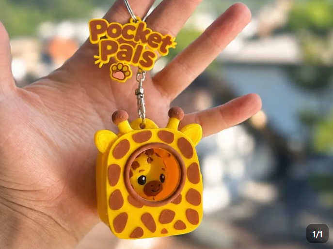 PINGENTE DE BOLSA POCKET PALS GIRAFA